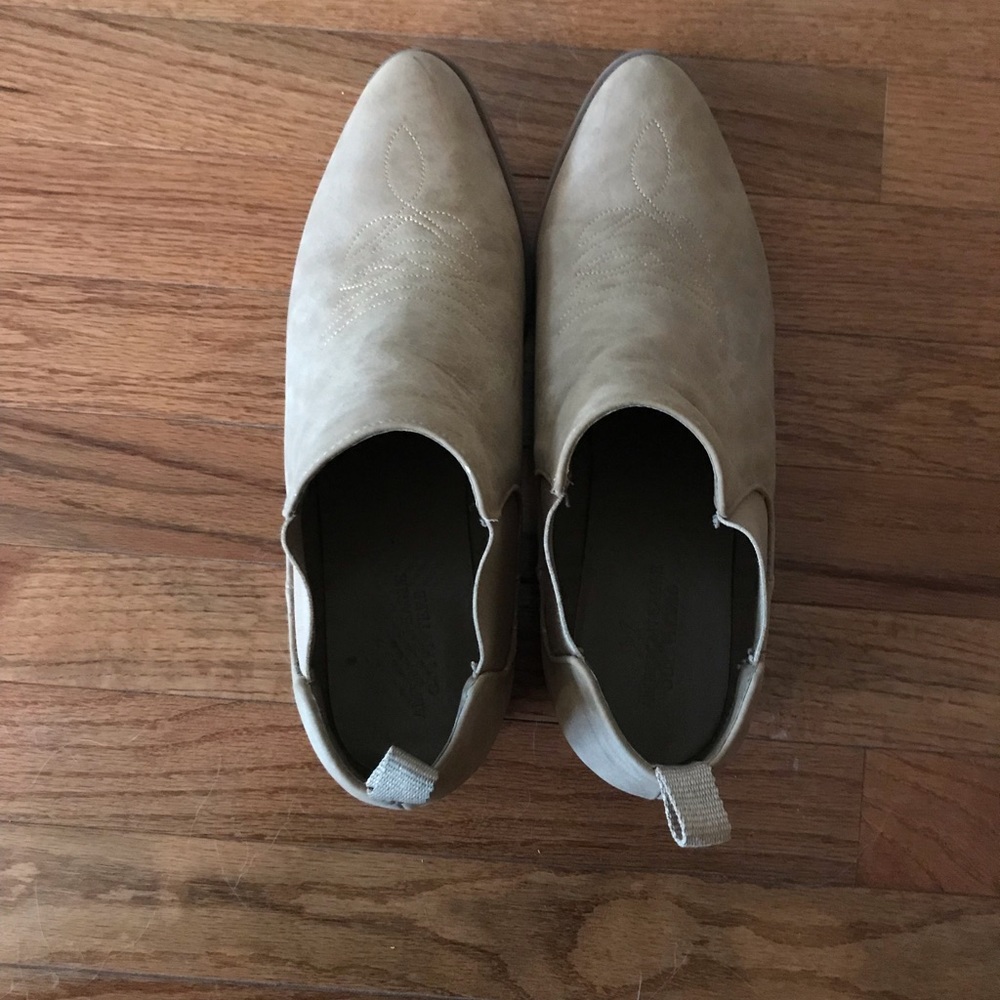 EUC Tan AEO Booties